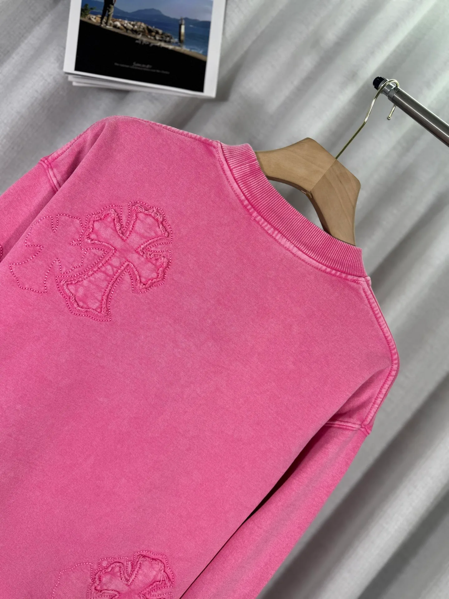 P260 top version, real shot without P, ​​different from market currency) 𝗖𝗵𝗿𝗼𝗺𝗲 𝗛𝗲𝗮𝗿𝘁𝘀/Cro Heart 2025 washed patch embroidery autumn and winter new original single counter American laser burnt 3D three-dimensional color embroidered couple casual sweatshirt 👑The highest version! Customized fabric 430g tripe terry fabric! American acid-washed and distressed original fabric laser burnt ✟appliqué embroidery and exquisite embroidery of letters! The best-selling model in the counter, very comfortable to wear. Accessories: original molded and authenticated collar label➕100% silk wash label. Genuine purchase-grade original hangtag➕matching hanging rope➕3D hanging beads➕original packaging bag. Craftsmanship: The original version has consistent wiring! The highest version of the armhole matching technique! Color: Pink Black Size: S M L XL Style No.: 9311